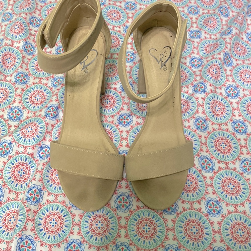 I got the heels also from Windsor
